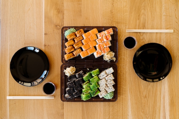 Wachten op vrienden met sushi-broodjes