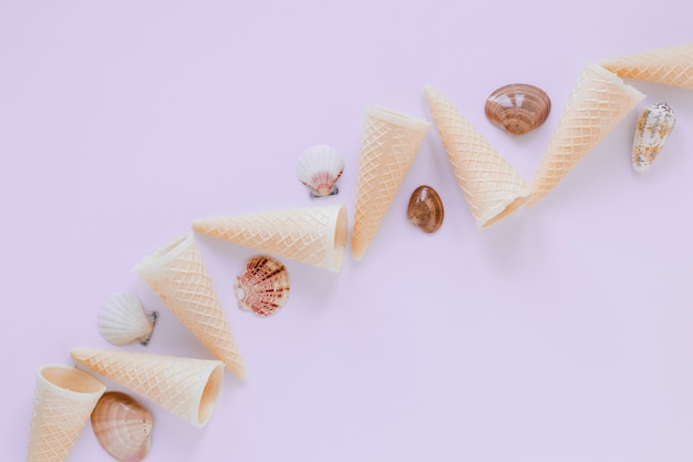 Wafelkegels met zeeschelpen op tafel