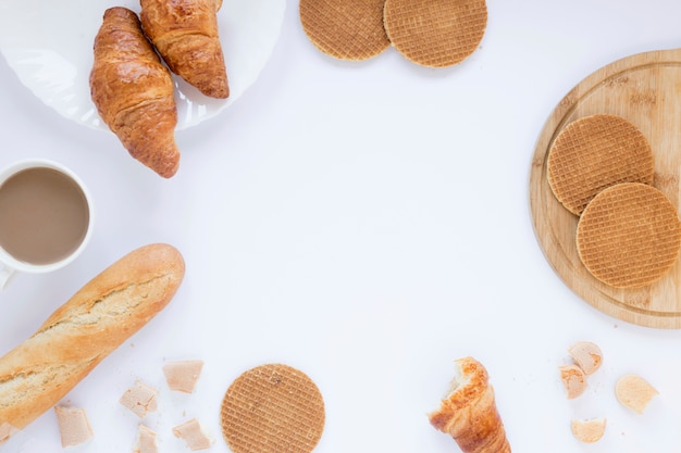 Gratis foto wafels en croissants