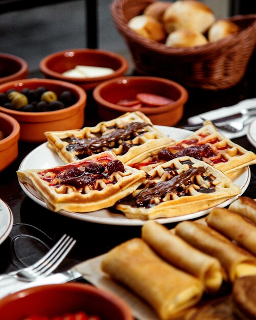 Wafels gegarneerd met jam en chocoladeboter