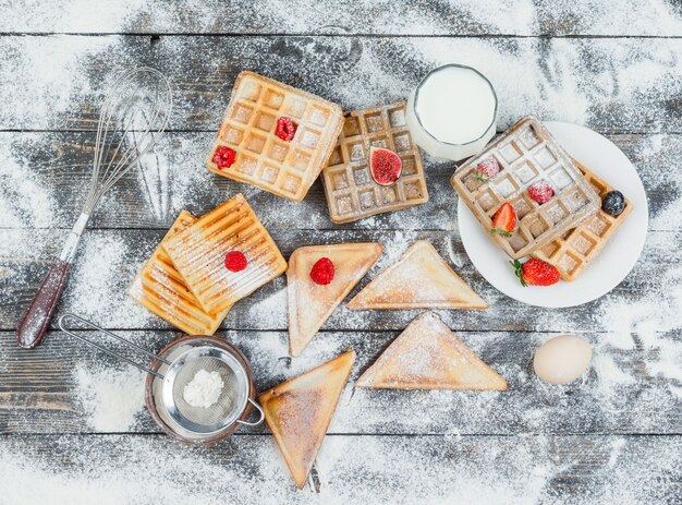 Wafels in plaat met bessen en toast