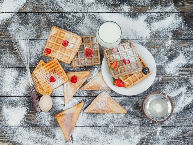 Wafels met bessen en toast