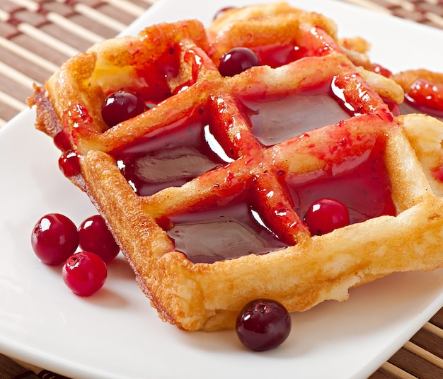 Gratis foto wafels met cranberrysiroop