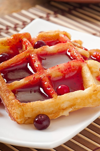 Gratis foto wafels met cranberrysiroop