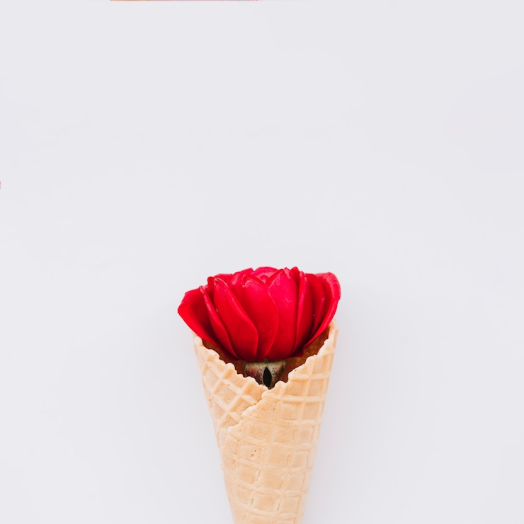 Gratis Foto wafeltjekop met rode bloem