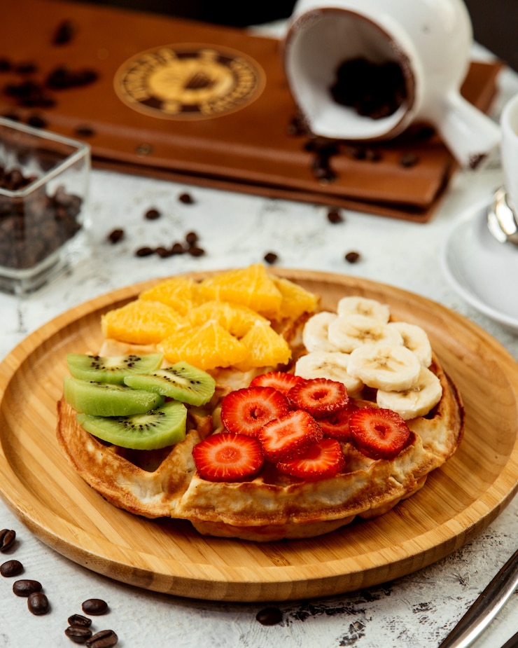 Gratis Foto waffels met gemengd gesneden fruit