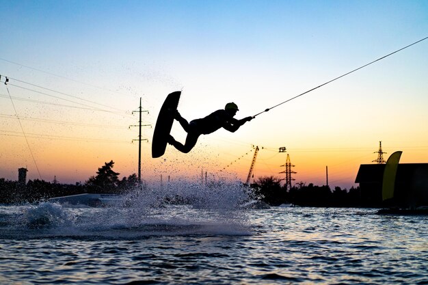 wakeboard. wakeboarden springen bij zonsondergang