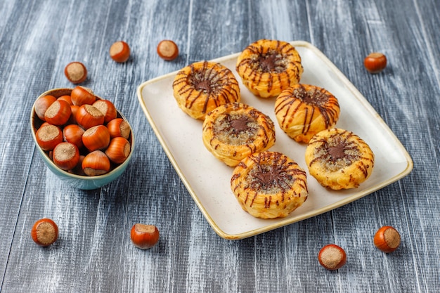 Walnoot en chocolade koekjes met walnoten rond, bovenaanzicht