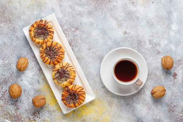 Walnoot en chocolade koekjes met walnoten rond, bovenaanzicht