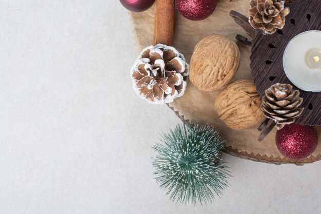 Walnoot met dennenappels en kerstballen op houten plaat. Hoge kwaliteit foto