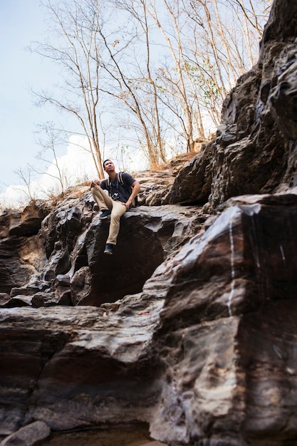 Wandelaar zitten op de rotsen