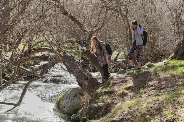 Wandelaars kijken naar de rivier