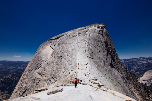 Wandelaars staan op Half Dome, Verenigde Staten