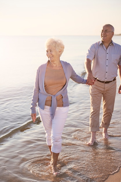 Wandelen in het koude zeewater