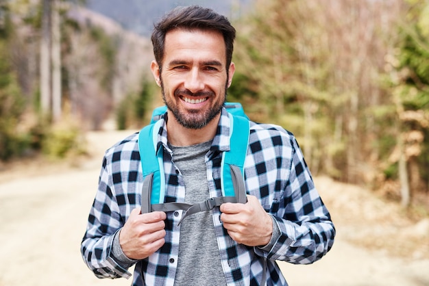 Gratis foto wandelen is zijn grootste hobby