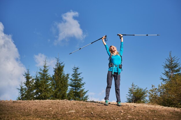 Wandelen op stenen weg op zonnige zomerdag