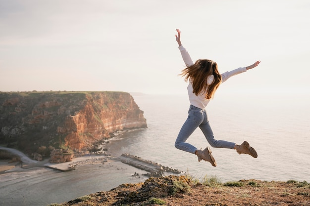 Wanderlust concept met jonge vrouw die geniet van de natuur