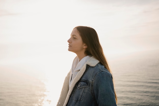 Wanderlust concept met jonge vrouw die geniet van de natuur