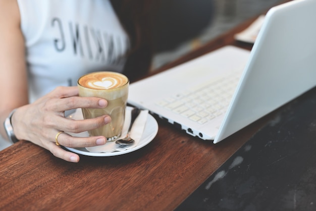 warm vrouw laptop hout latte art