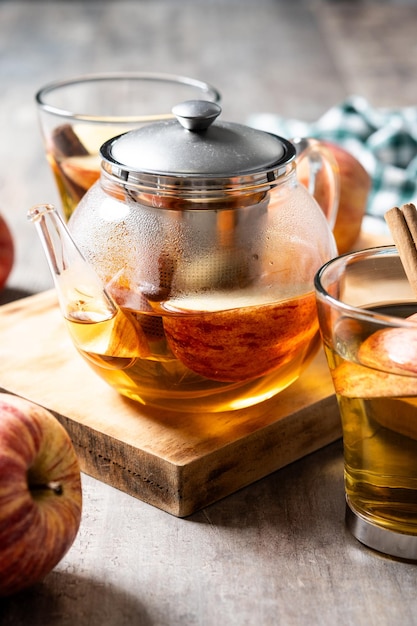 Gratis foto warme appeldrank met kruiden op houten tafel