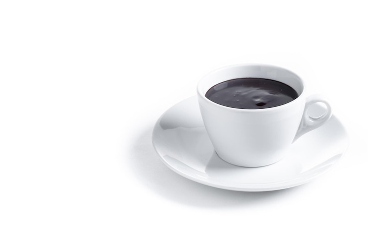Gratis Foto warme chocoladedrink in witte beker geïsoleerd op witte achtergrond kopieerruimte