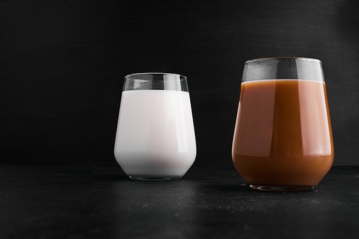 Gratis Foto warme chocolademelk en melk in glazen bekers.