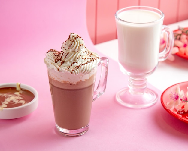 warme chocolademelk met slagroom melk en chocolade op tafel