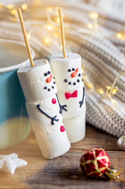 Warme chocolademok en een sneeuwpop gemaakt van marshmallows