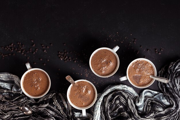 Warme chocolademok met koffiebonen