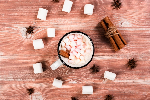 Gratis foto warme kaneel en marshmallows drinken