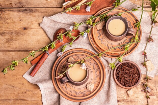 Natuurlijke witlofkoffie met verse bloemen en poeder. cafeïnevrije ...