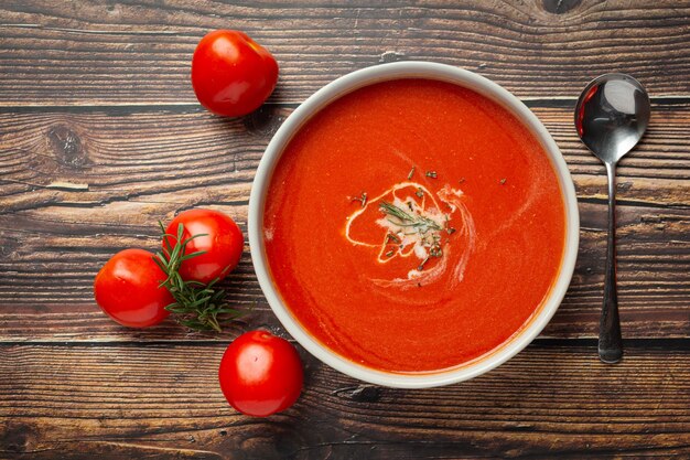 Warme tomatensoep serveren in een kom