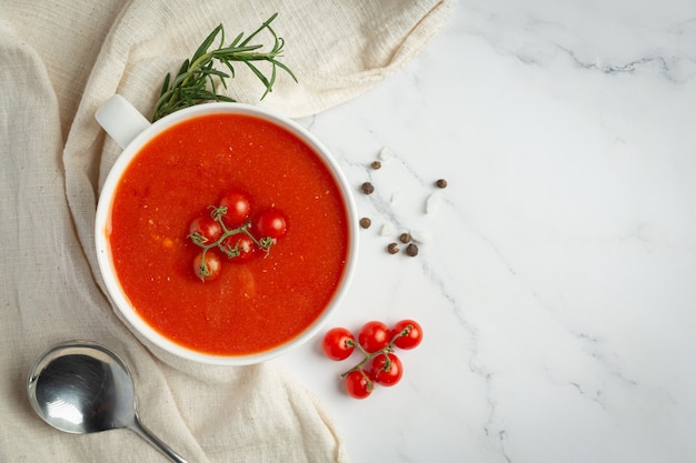 Warme tomatensoep serveren in een kom