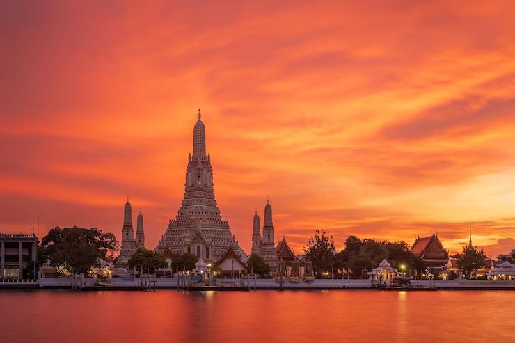 Gratis Foto wat arun ratchawararam temple of dawn en vijf pagodes tijdens schemering beroemde toeristische bestemming in bangkok thailand