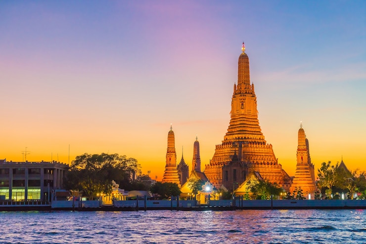 Gratis Foto wat arun tempel bij schemering in bangkok, thailand