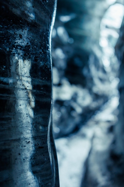 Water druipt van ijsrotsen in de grot, klimaatveranderingsconcept. Enorme ijzige blokken die smelten in de vatnajokull-ijsbergspleet, de IJslandse natuur bewonderd tijdens gletsjerwandelingen.