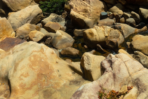 Water in het midden van de rotsen