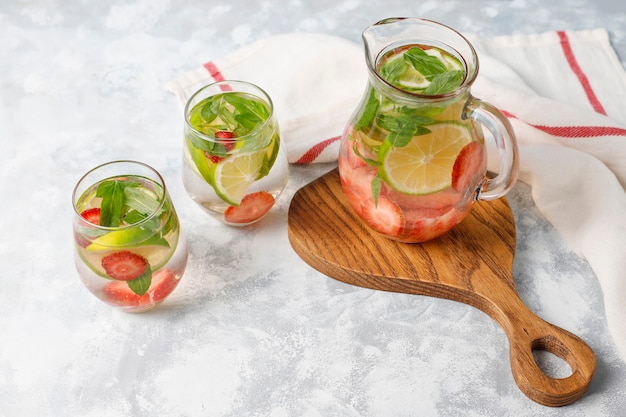 Water met verse limoen, aardbeien en mint, cocktail, detoxdrank, limonade. zomer drankjes. gezondheidszorg concept.