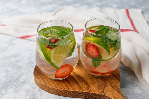 Water met verse limoen, aardbeien en mint, cocktail, detoxdrank, limonade. Zomer drankjes. Gezondheidszorg concept.