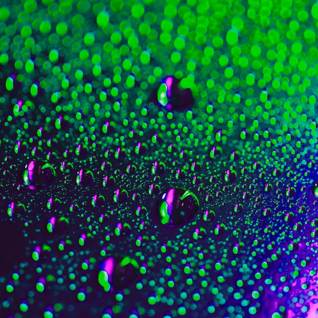 Waterdruppeltjes op het glas met groene bokehachtergrond