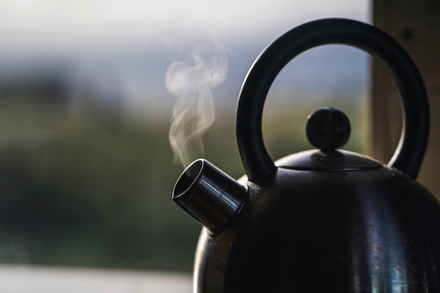 Gratis foto waterkoker op een fornuis in de keuken