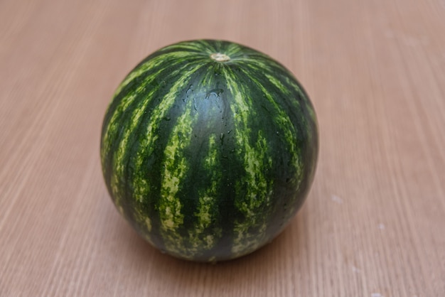 Watermeloen op de houten tafel