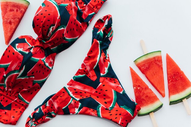 Watermeloenachtergrond met bikini