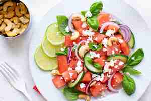 Gratis foto watermeloensalade met cashewnoten en feta