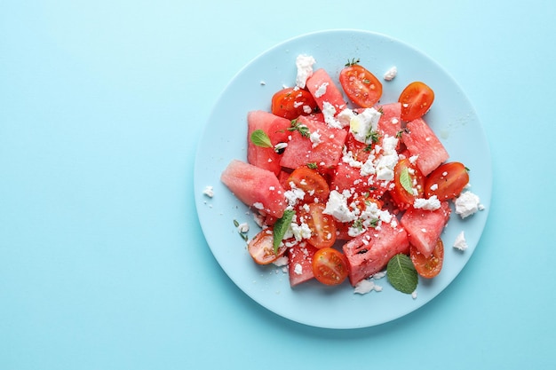 Watermeloensalade met kaas geserveerd op bord