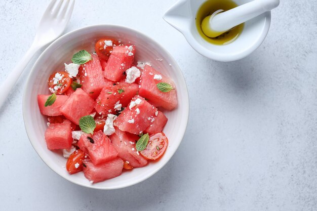 Watermeloensalade met kaas geserveerd op bord