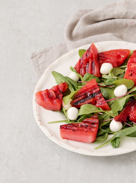 Watermeloensalade op witte plaat