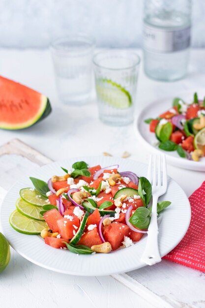 Watermeloensalade op witte tafel