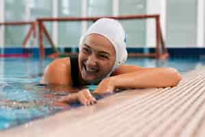 Gratis foto waterpolospeler bij het zwembad met zwemuitrusting