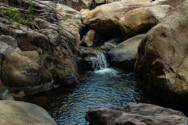 Waterstroom in het midden van rotsen in Vietnam